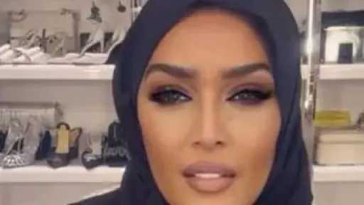 مطربة سعودية ترتدي الحجاب.. وتحذف...