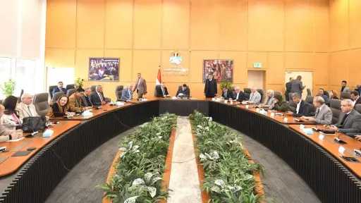 وزير الإسكان يبحث مع النواب...