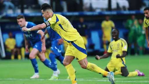النصر يفاجىء الهلال يقترب من...
