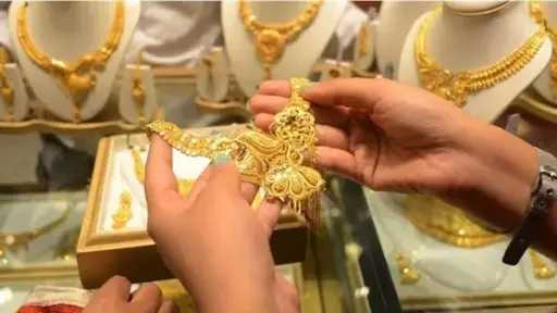 الذهب يترقب تطورات الأسواق العالمية...