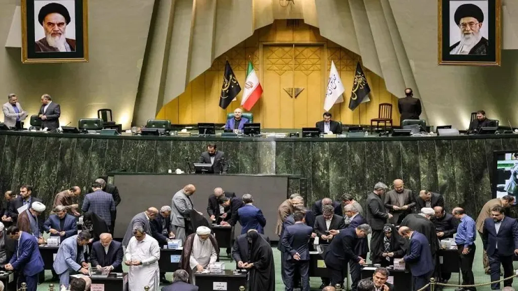 البرلمان الإيراني يعلّق التعاون مع الوكالة الدولية للطاقة الذرية - اقرأ الخبر