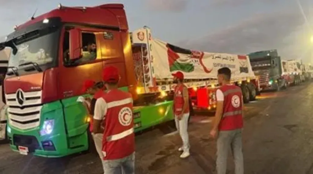 قافلة زاد العزة من الهلال الأحمر