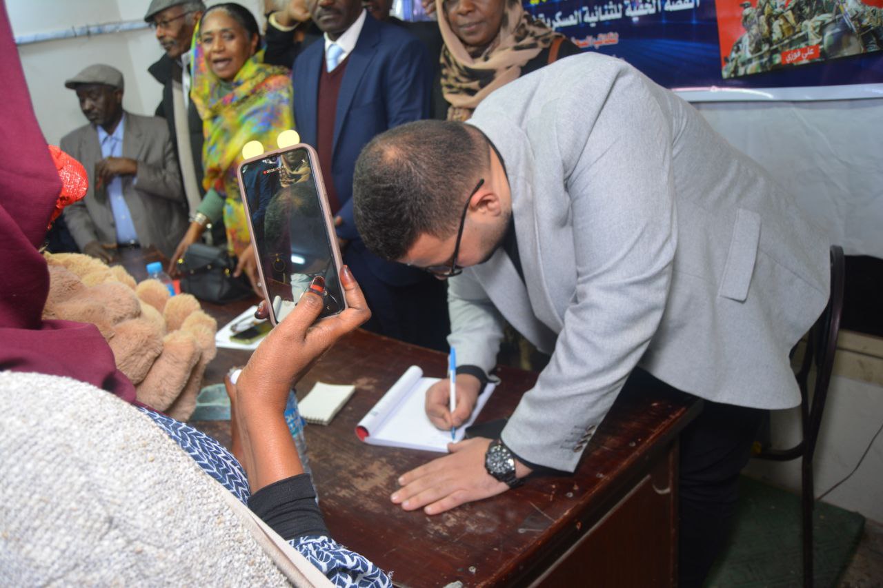 أثناء توقيع كتاب مستقبل بلد بين جيشين للكاتب الصحفي علي فوزي 